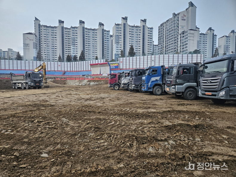 토사운반 대기 중인 진건설(주) 덤프트럭 차량, 진건설(주) 제공