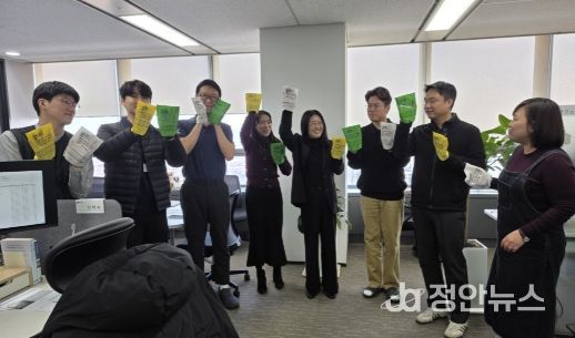 인천항만공사 항만정보화실 직원들의 청렴 메세지(“관행이라는 묵은 ‘때’를 박박 벗겨내야, 진정한 청렴의 ‘때’가 옵니다.”) 인증샷 촬영을 하고 있다. / 사진제공 = 인천항만공사