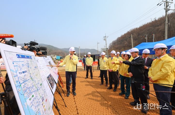 김민석 국무총리가 27일 지난해 교량 붕괴사고로 사상자가 발생했던 세종-안성고속도로 청용천교 건설 현장을 방문, 복구 현황과 안전관리 실태 등을 점검하고 있다.(국무조정실)