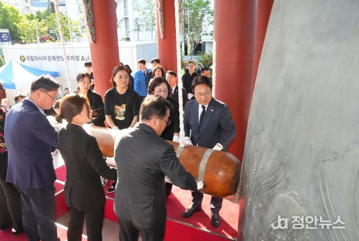 광주광역시 ‘민주의 종’ 33번 타종…‘나-들의 5·18’ 기원