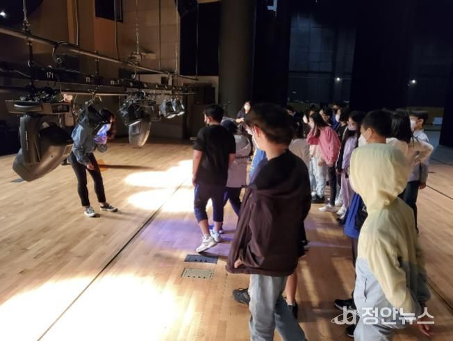 2024 군포문화재단 특화된 체험프로그램 백 스테이지 투어 '무대 뒤 이야기' 진행