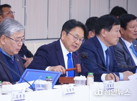 강기정 광주광역시장이 16일 오후 시청 중회의실에서 열린 ‘광주 2025 현대세계양궁선수권대회 및 세계장애인양궁선수권대회 조직위원회 창립총회’에 참석해 회의를 주재하고 있다.