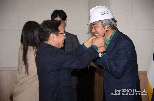 강기정 광주광역시장이 23일 오후 시청 무등홀에서 열린 제2기 광주광역시 건축안전자문단 출범식에 참석해 7개분야 대표에게 안전모를 전달하고 있다.