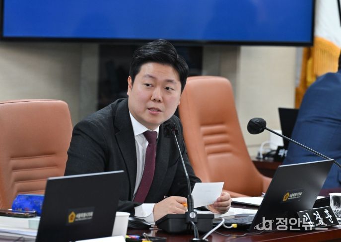 질의하는 김경훈 의원