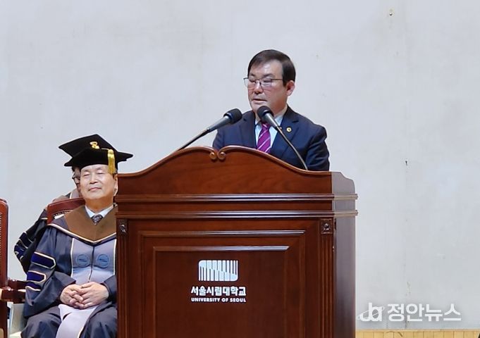 ‘2025년 서울시립대 학위수여식’ 참석한 임춘대 위원장