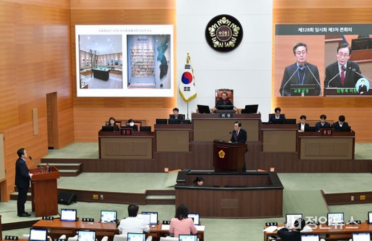 김형재 의원이 20일 개최된 서울시의회 본회의 시정질문에서 서울시 교통실장에게 질의를 하고 있다.