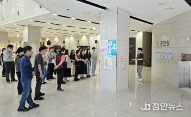 운정행복센터 로비에 상주기관 직원들의 소방훈련을 위한 집결모습