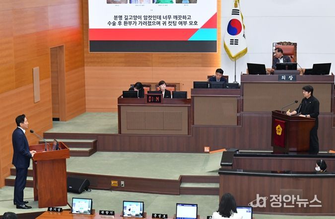 오세훈 서울시장(좌)과 시정질의 문답을 정리하는 문성호 서울시의원(우)