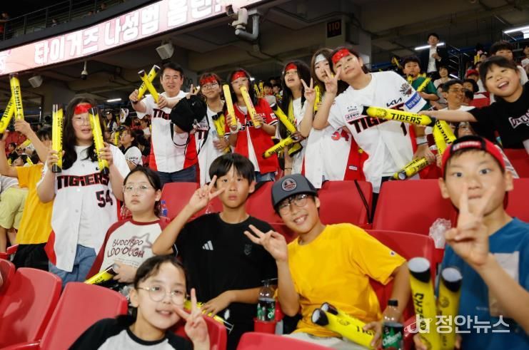 이정선 광주시교육감이 지난 3일 광주기아챔피언스필드에서 진행된 ‘희망 스포츠데이-야구장 가는 날’ 행사에서 학생들과 응원하고 있다.