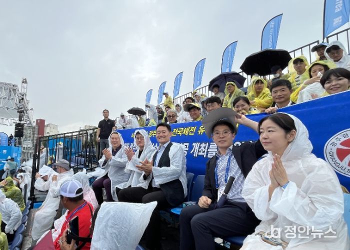 8일 오후 5.18민주광장에서 열린 광주 2025 세계양궁선수권대회 컴파운드 경기에 시체육회 임직원들이 경기를 관람하며 응원하고 있다.