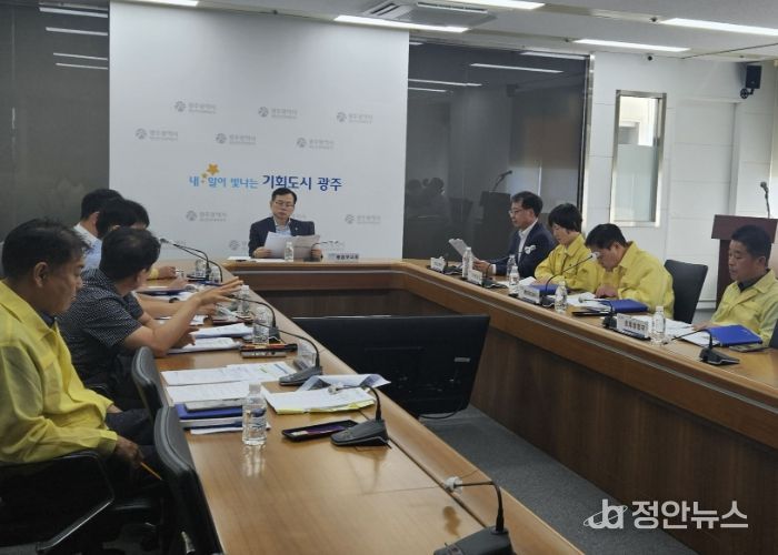 고광완 행정부시장이 10일 시청에서 열린 ‘공공분야 중대재해 예방을 위한 안전점검 회의'에 참석해 회의를 주재하고 있다./광주광역시 제공