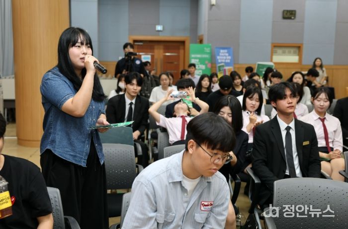 지난 16일 호남대학교에서 광산구 지속가능일자리에 대한 토크콘서트에서 한 학생이 질문을 하고 있다.