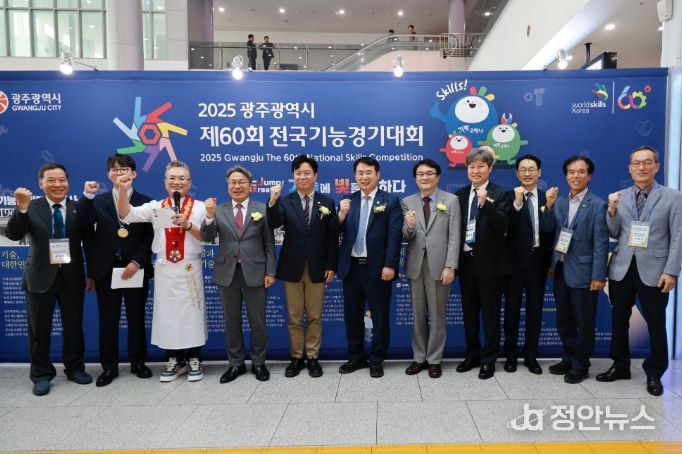 이정선 광주시교육감(왼쪽 6번째)이 22일 광주 김대중컨벤션센터 컨벤션홀에서 진행한 ‘제60회 전국기능경기대회’ 개막식에서 김영훈 고용노동부장관, 강기장 광주시장 등 관계자와 함께 기념사진을 촬영하고 있다. / 광주시교육청 제공