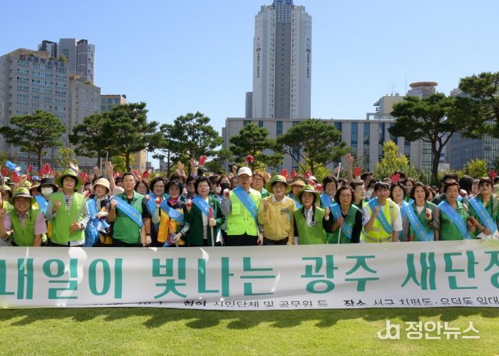 고광완 광주광역시 행정부시장이 23일 오후 시청 잔디광장에서 열린 '빛나는 광주 새단장' 행사에 참석해 시직원 및 자원봉사자들과 함께 기념촬영을 한 후 청사 주변거리 청소 등 청결활동을 하고 있다. /광주광역시 제공