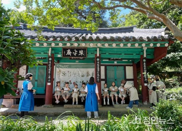 무양서원에서 진행하는 ‘무양에서 만난 어의-사전(思全)약방문’ 프로그램 중 약초 캐기 체험을 하고 있다.