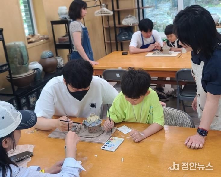 초안산 도자기체험장 체험하는 주민들 모습