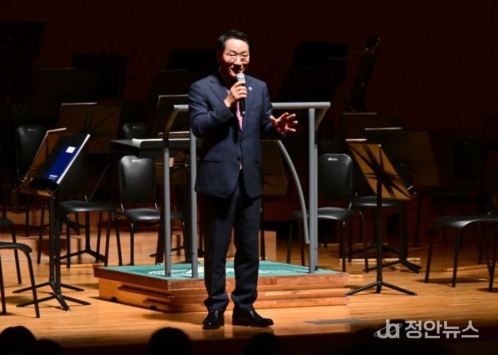 유정복 인천광역시장이 15일 아트센터인천에서 열린 '제61회 인천시민의날 기념음악회'에서 인사말을 하고 있다.