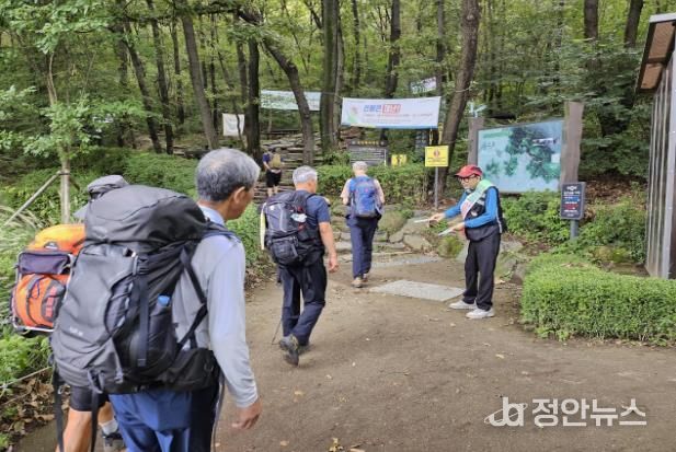 등산 안전 캠페인 활동을 진행 모습