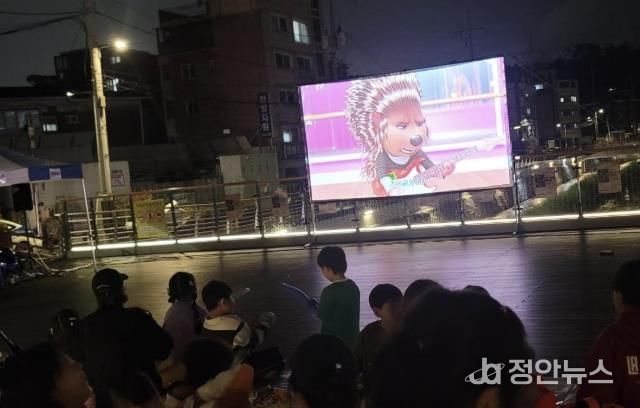 도봉1동 주민들이 누원교 마을마당에서 영화를 보고 있다.