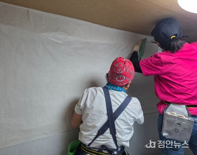 부안 청우평생학급관 도배실무과정 수료‧교육생, 재능기부 봉사