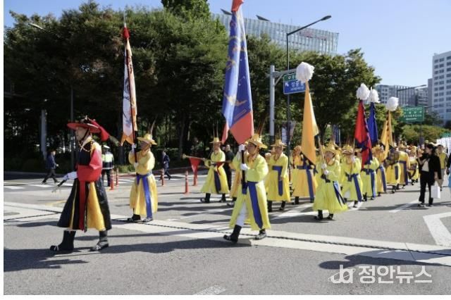 제18회 마포나루 새우젓축제를 알리는 행렬이 마포구민광장에서 출발했다.