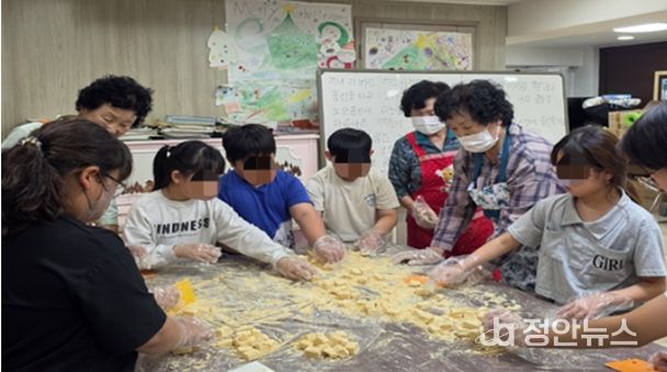 “연수구자원봉사센터, 지역어르신들과 아이들이 함께한 따뜻한 떡 만들기 나눔”