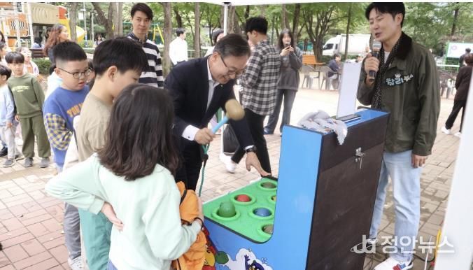 유성훈 금천구청장이 18일 열린 공감학교 행사에서 ‘갈등타파 두더지게임’을 즐기고 있다
