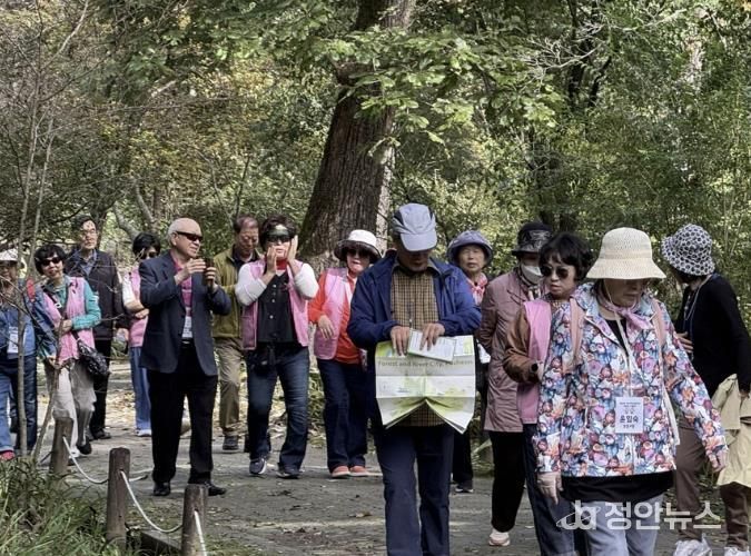 도봉구 쌍문4동 지역 어르신들이 포천 국립수목원을 걷고 있다.
