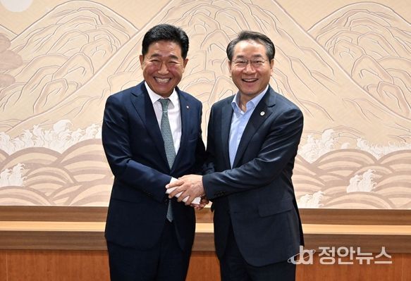 유정복시장이 박종범 세계한인경제무역협회 회장을 만나(25.7.25) 10월 개최되는 세계한인인경제인대회 추진 상황을 점검하고 있다