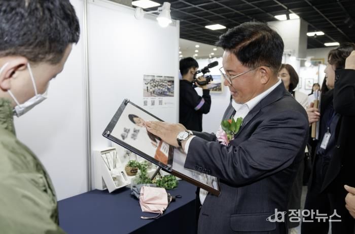 박강수 마포구청장이 장애인 예술인이 만든 작품을 감상하고 있다.