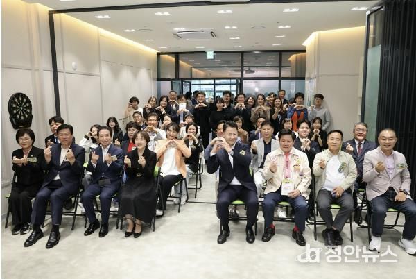 지난 14일 도봉구청소년상담복지센터 확장 이전 개소식을 찾은 오언석 도봉구청장과 관계자들이 단체 사진을 찍고 있다