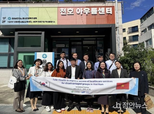 강동구 천호보건지소를 방문한 베트남 연수단 단체사진