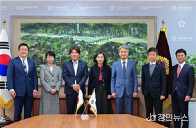 도쿄도의회 방문단과 기념 촬영하는 최호정 의장(가운데)