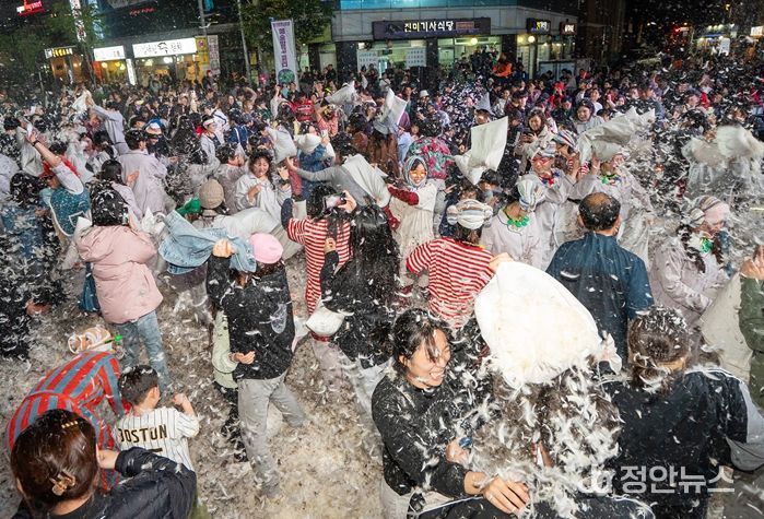 동대문페스티벌 '창작집단 움스'의 '컬러풀 파자마 뭅뭅 - 이제는 자야 할 시간' 프로그램을 즐기는 시민들
