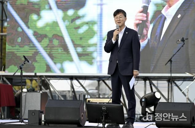 이민근 안산시장이 지난 25일 안산문화광장에서 개최된 ‘제1회 안산시동아리연합축제’에서 인사 발언을 하고 있다.