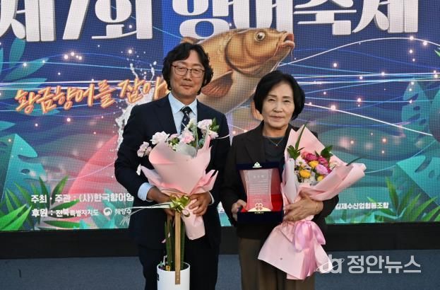 완주군의회 이순덕 운영위원장, 제7회 향어축제서 감사패 수상