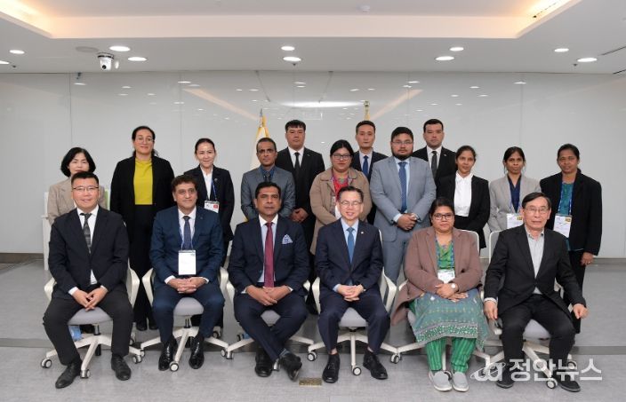 고광완 광주광역시 행정부시장이 27일 오전 시청 소회의실에서 ‘아시아지역 지방정부 인권행정 역량강화 연수’에 참여하고 있는 아시아 5개국 공무원들과 환담을 나눈 후 기념촬영을 하고 있다. /광주광역시 제공