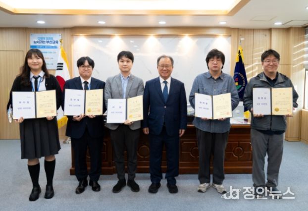 ‘업무 자동화 프로그램 개발대회’ 우수작 시상식(맨 왼쪽부터 인성체육급식과 박경령 주무관, 총무과 홍민기 주무관, 부산사대부고 권보성 교사, 김석준 교육감, 동명초 신욱재 주무관, 동래고 임병율 교사)
