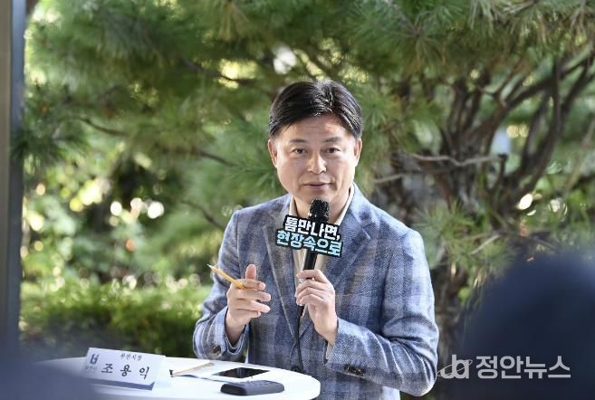 조용익 부천시장이 27일, 고라개공원에서 열린 ‘틈만나면, 현장속으로’ 에서 레미콘 공장 일대 환경오염 최소화를 위해 주민 및 업체 관계자와 의견을 나누고 있다.