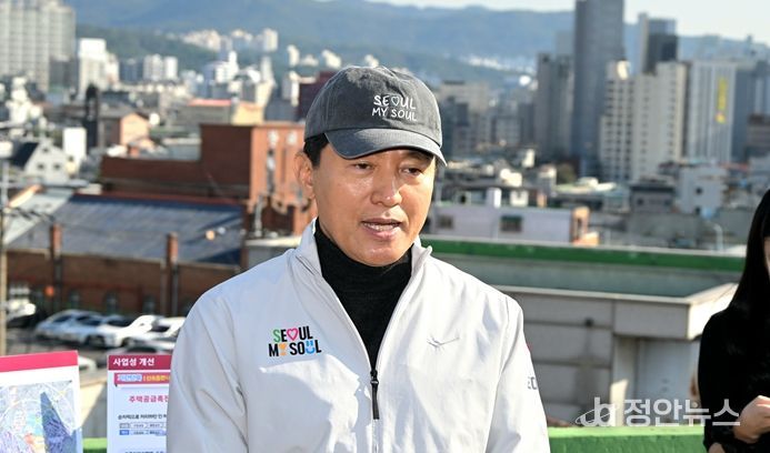 28일 구로구 가리봉2구역을 찾은 오세훈 서울시장이 신속통합기획 재개발 지원방향을 설명하고 있다.