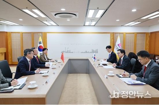 천징 상하이시 인민대표대회 상무위원회 부주임과 부산에서 재회