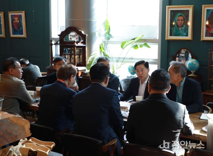 인천항만공사 이경규 사장이 OKTA 임원진들과 인천항 수출 관련 협의를 하고 있다