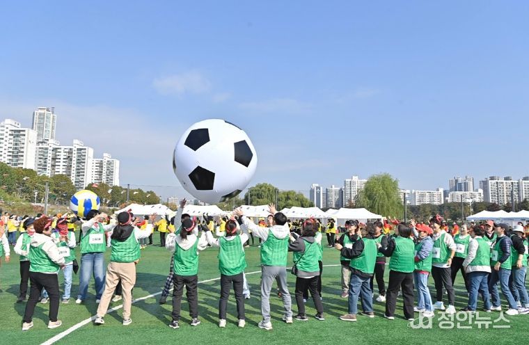 ‘양천구 통장 한마음 체육대회’에서 공굴리기 경기를 즐기는 통장들
