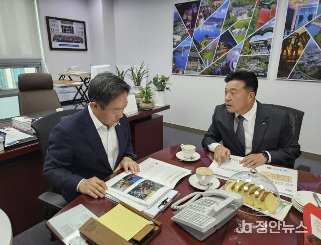 최재구 예산군수가 국회 예산결산특별위원회 강승규 의원을 만나 주요 현안사업을 설명하는 모습