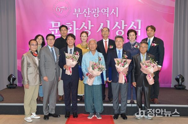 도모헌 야외정원에서 시상식