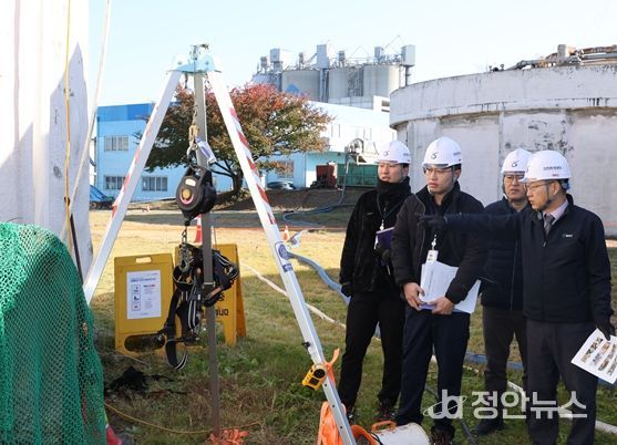 김성훈 이사장과 직원들이 가좌사업소 소화조 준설 작업 현장을 점검하고 있다.