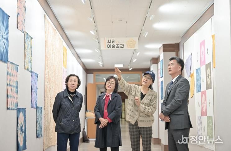 공주시의회 시민예술공간, 천연염색 작품전 “쪽빛으로 물들이다” 개최