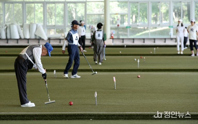 지난해 9월 열린 제28회 광산구 게이트볼협회장기 게이트볼대회에 참가한 어르신들이 경기를 펼치고 있다.