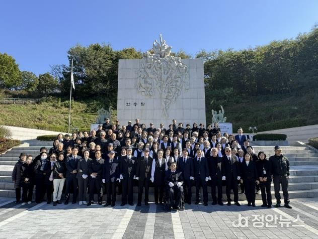 추모제에 참석한 부천시 보훈단체장이 기념 촬영을 하고 있다.