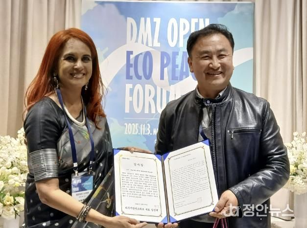 파주시민네트워크 이성수 운영위원이 나야르 작가에게 감사장을 수여하고 있다